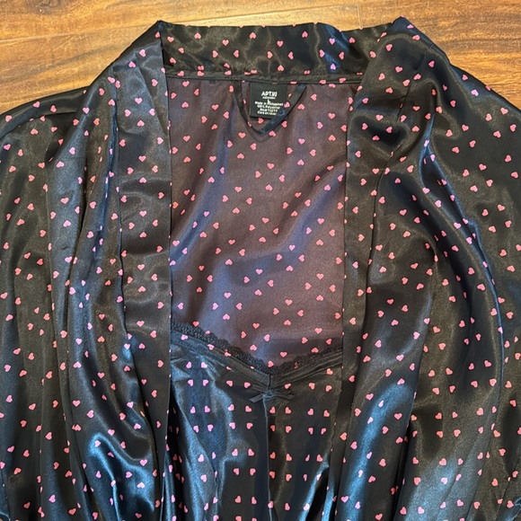 Black with tiny red/pint hearts Peignoir set. Polyester - Picture 3 of 4